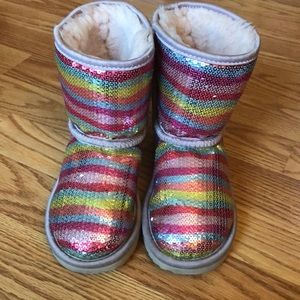 UGG CLASSIC MURAL II